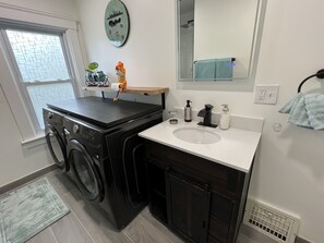 Een haardroger, handdoeken, zeep, shampoo