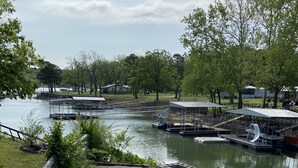 Un patio de piedra con una piscina pequeña y un muelle para barcos.