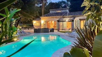 Een buitenzwembad en een verwarmd zwembad