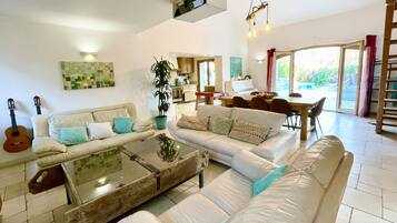 Televisie, een open haard, een dvd-speler en een tafeltennistafel