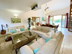 Televisión, chimenea, reproductor de DVD, mesa de ping pong