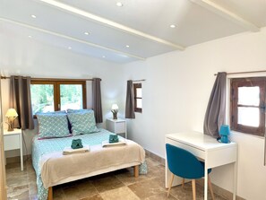 7 bedrooms, desk, iron/ironing board, travel crib