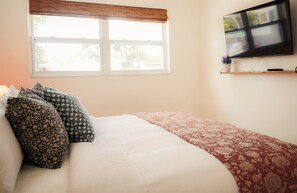 3 bedrooms, desk, iron/ironing board, travel cot - The Shore House Private Dock Hot Tub (Siesta Key)