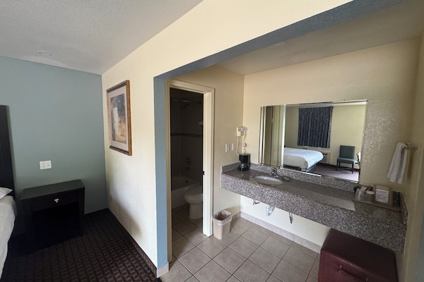 Standard Single Room, 1 King Bed, Non Smoking | Bathroom | Bathtub, towels, soap, shampoo