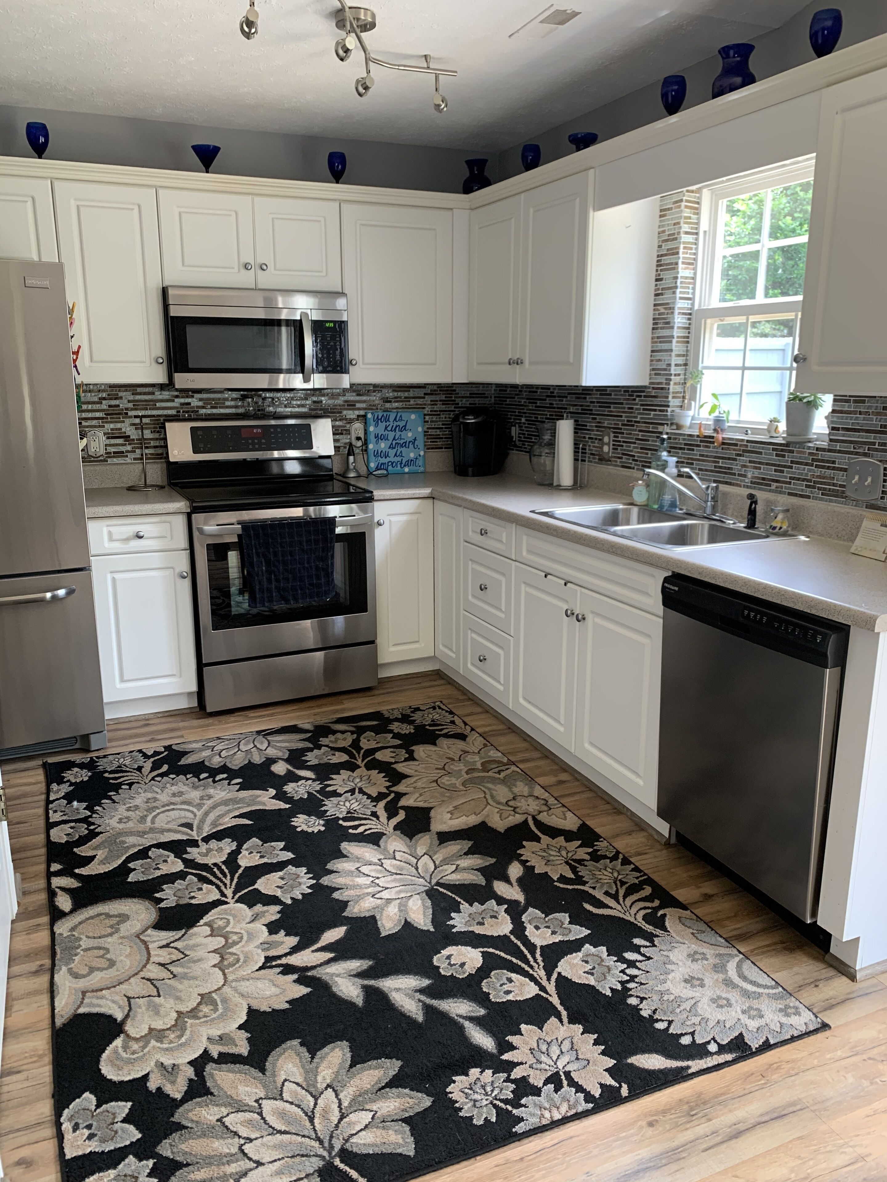 Quiet, dog-friendly, near downtown + the beach!