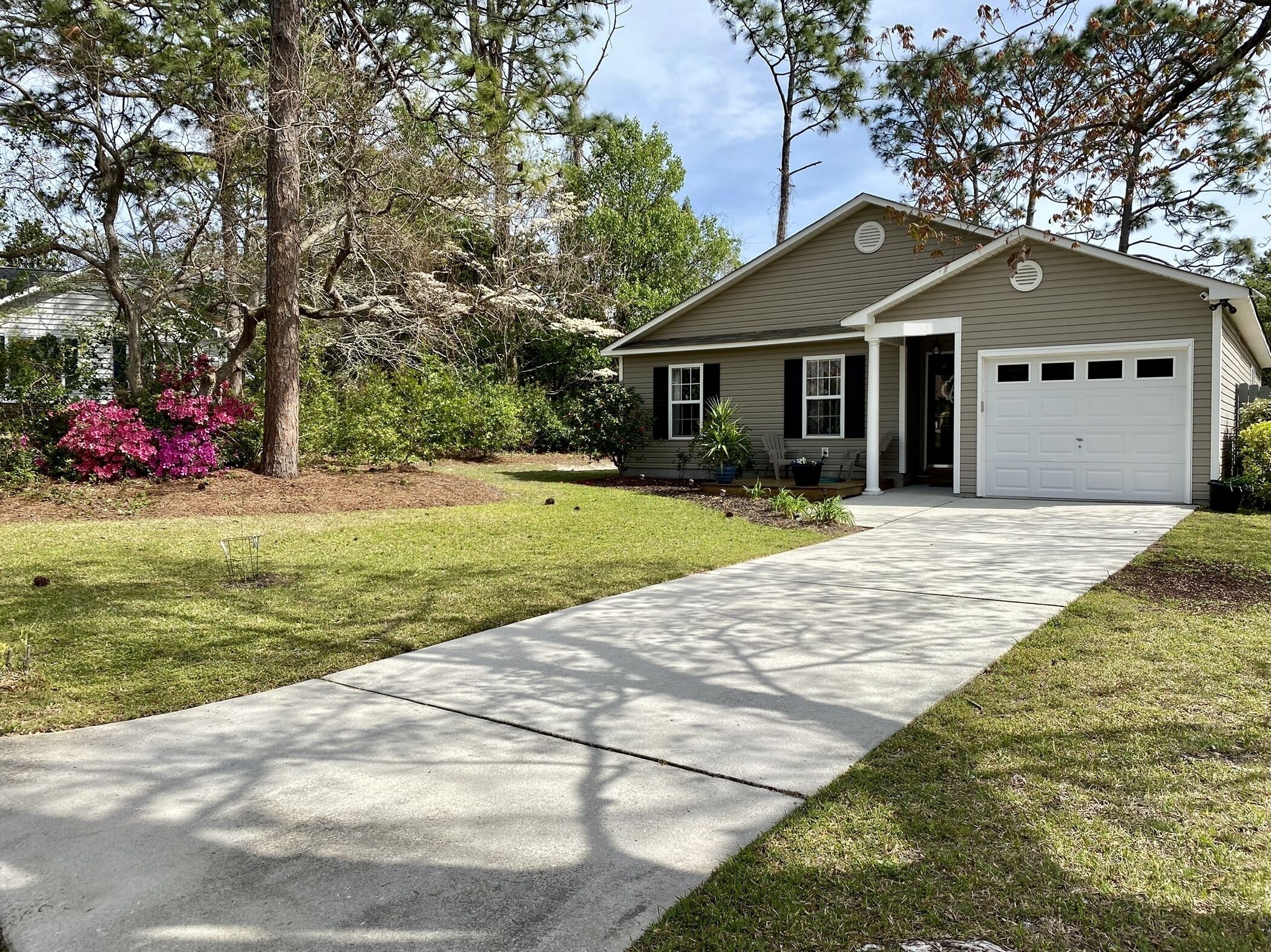 Quiet, dog-friendly, near downtown + the beach!