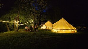 Ein Campingplatz mit Zelten und Lichterketten.