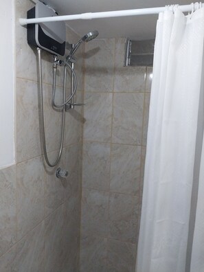 Habitación Premium | Baño | Regadera, regadera tipo lluvia, secadora de cabello, toallas