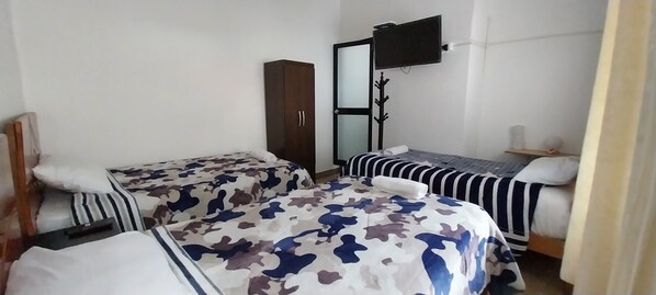 Habitación triple clásica | Edredón, camas con efecto memoria y wifi gratis