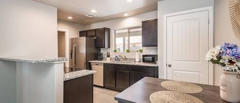 Réfrigérateur, micro-ondes, four, plaque de cuisson