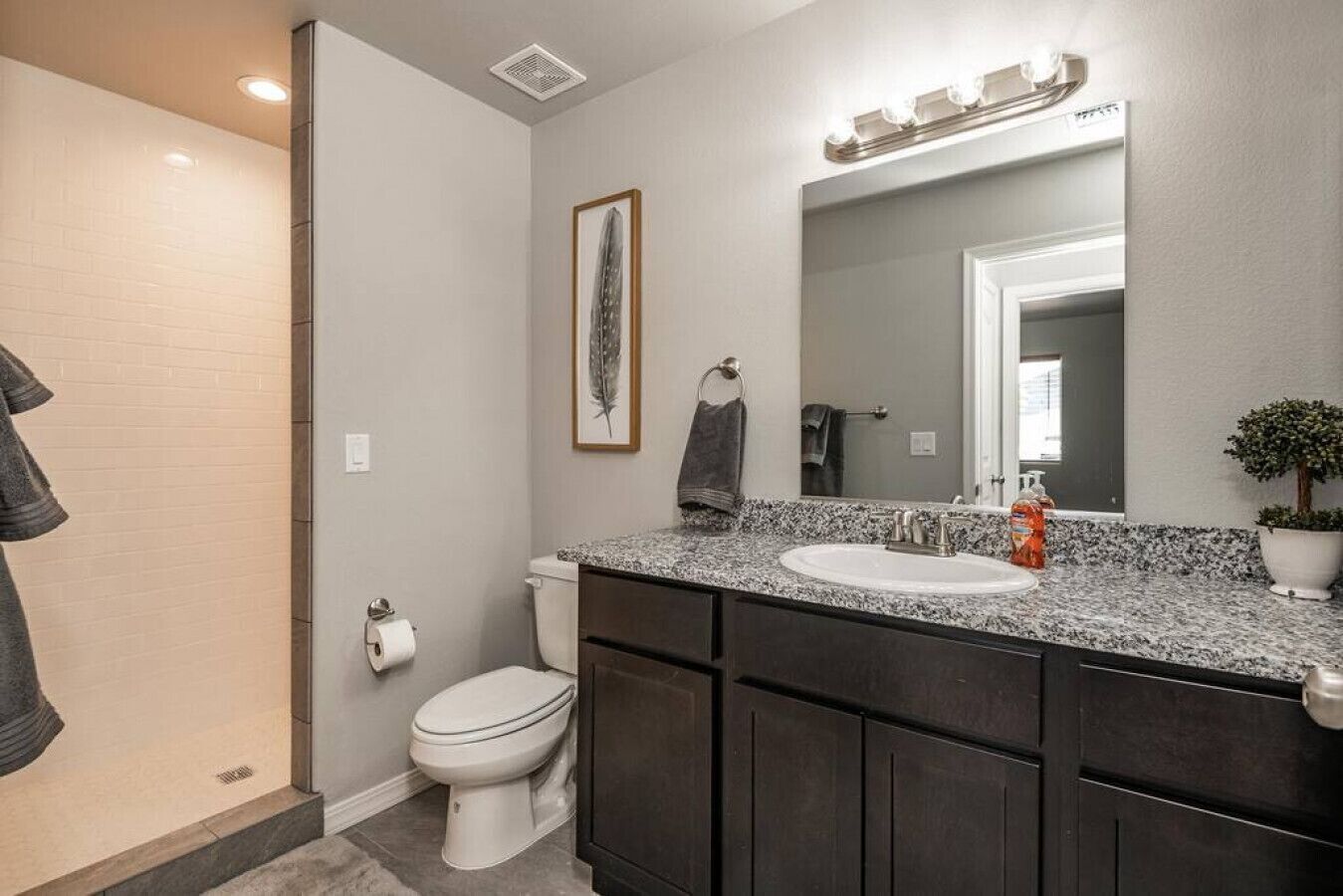 Suihku, hiustenkuivaaja, vessapaperi