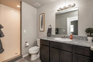 Suihku, hiustenkuivaaja, vessapaperi