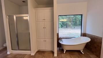 Doccia, asciugacapelli, asciugamani, sapone