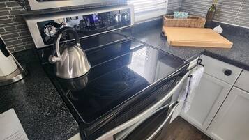 Køleskab, mikrobølgeovn, ovn, kogeplade