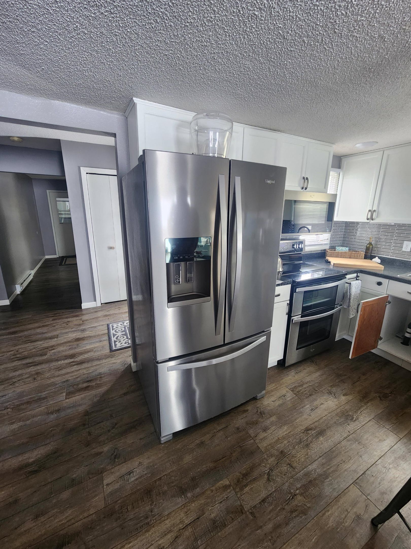 Jääkaappi, mikroaaltouuni, uuni, liesi