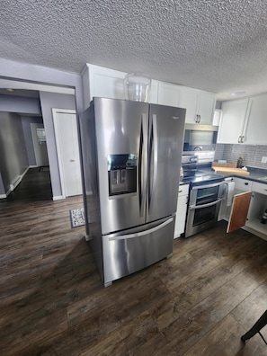 冷蔵庫、電子レンジ、オーブン、コンロ