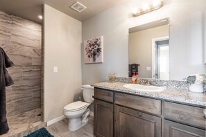 淋浴设施、吹风机、毛巾、卫生纸