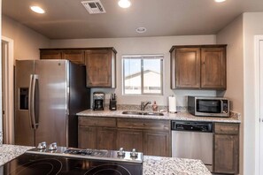 Kylskåp, mikrovågsugn, ugn och spishäll