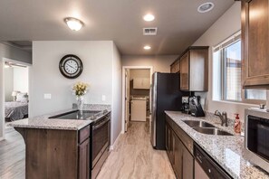 Frigorífic, microones, forn i placa de cuina