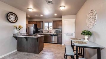 雪櫃、微波爐、焗爐、爐具