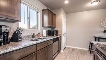 雪櫃、微波爐、焗爐、爐具