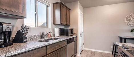 Kjøleskap, mikrobølgeovn, ovn og kokeplater