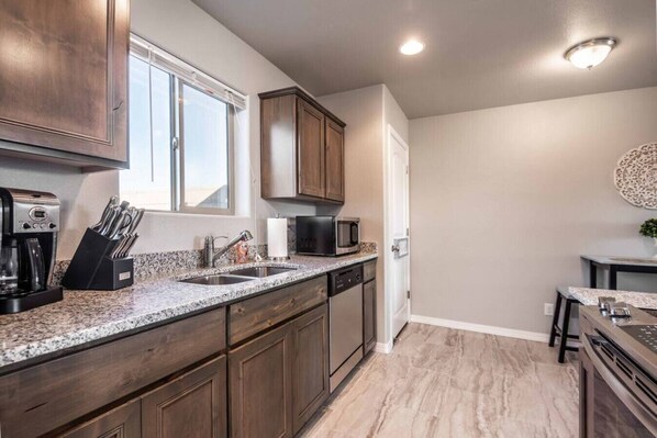 ثلاجة، ميكروويف، فرن، موقد طهي مسطح