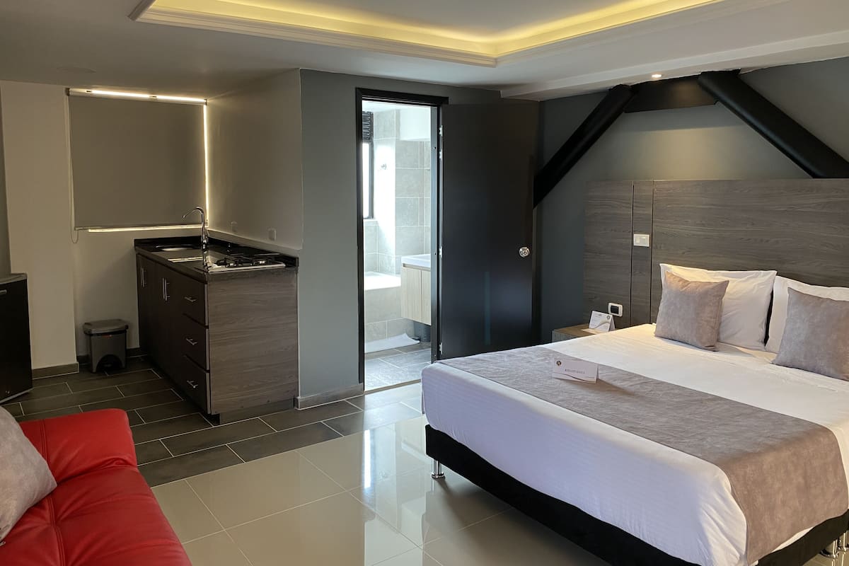 Habitación de lujo, 1 cama de matrimonio, vistas a la montaña | Tabla de planchar con plancha, wifi gratis, ropa de cama