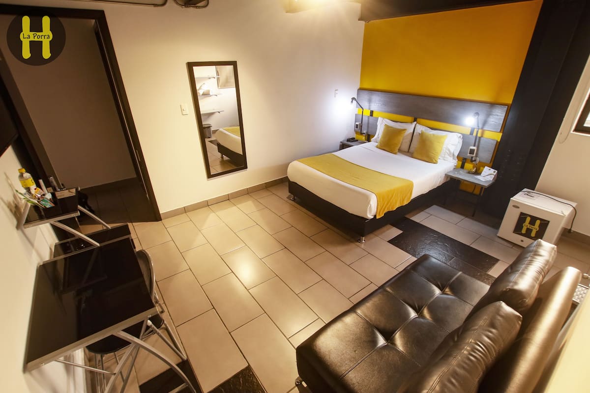 Habitación Deluxe | Tabla de planchar con plancha, wifi gratis, ropa de cama