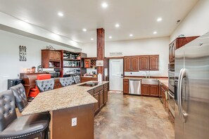 Fridge, microwave, stovetop, dishwasher - Pet Friendly 'Daydreamers Guest Ranch' on 60 Acres (Lingle)