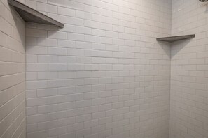 Regadera, secadora de cabello, toallas, papel de baño 