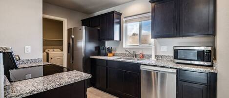 Kjøleskap, mikrobølgeovn, ovn og kokeplater