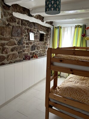 3 chambres, fer et planche à repasser, lit parapluie