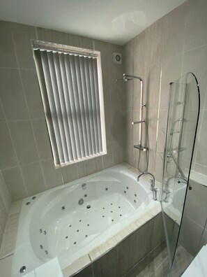 Combined shower/bathtub, jetted bath, hair dryer, towels