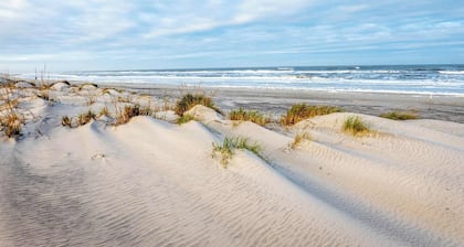 Unique Bohemian Apartment less than 5-Minute Walk to Beach, Sleeps up to 6!