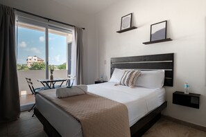 Bureau, fer et planche à repasser, Wi-Fi gratuit, draps fournis