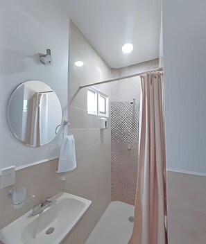 Double Room | Bathroom | Shower, hair dryer, towels, soap - La Aurora (Puerto Escondido)