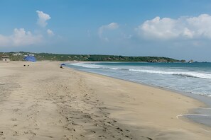Plage, sable blanc, parasols