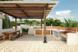 Outdoor dining - La Aurora (Puerto Escondido)