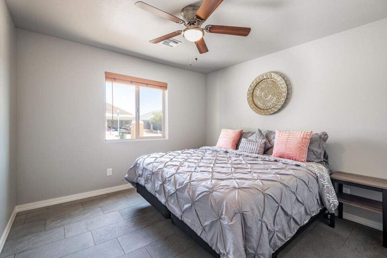 Tabla de planchar con plancha, wifi gratis y ropa de cama 