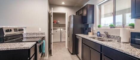 Kjøleskap, mikrobølgeovn, ovn og kokeplater