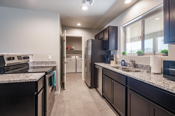 Køleskab, mikrobølgeovn, ovn, kogeplade