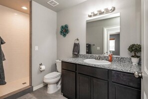 Douche, sèche-cheveux, serviettes fournies, papier toilette