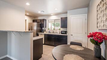 Køleskab, mikrobølgeovn, ovn, kogeplade