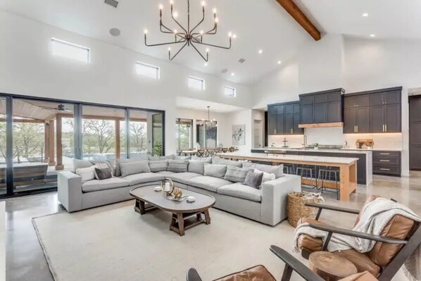 Smart TV, fireplace, books, stereo