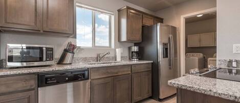 Kjøleskap, mikrobølgeovn, ovn og kokeplater