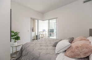 WiFi - Luxurious Condo with Balcony in Kitchener (Kitchener)