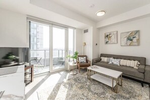 Living area - Luxurious Condo with Balcony in Kitchener (Kitchener)