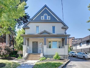 Exterior - Luxurious Condo with Balcony in Kitchener (Kitchener)