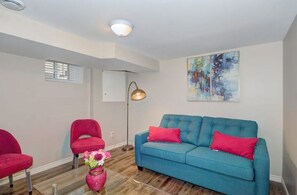 TV - Modern Downtown Cozy Apartment. (Kitchener)